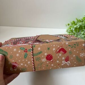 Kalėdinės dėžutės su langeliu bei juostele ir kortele
